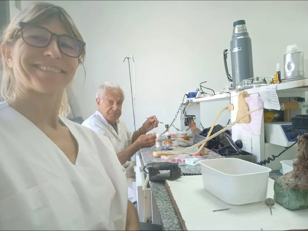 En el laboratorio de J&CR: la tercera generación trabajando junto a papá