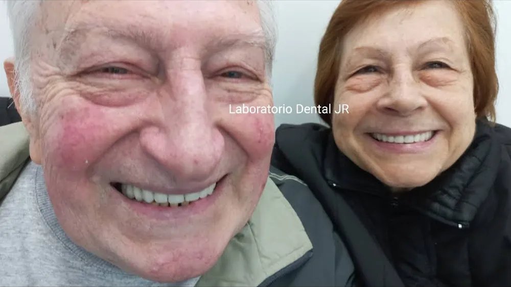 Pacientes de J&CR sonriendo juntos